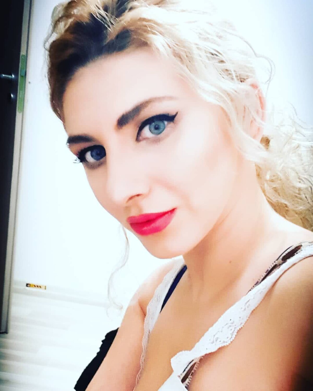 GALERIE FOTO INCENDIARĂ Blonda superbă de la "Vocea României" » Alina Coltan e fermecătoare, dar și un artist complex!
