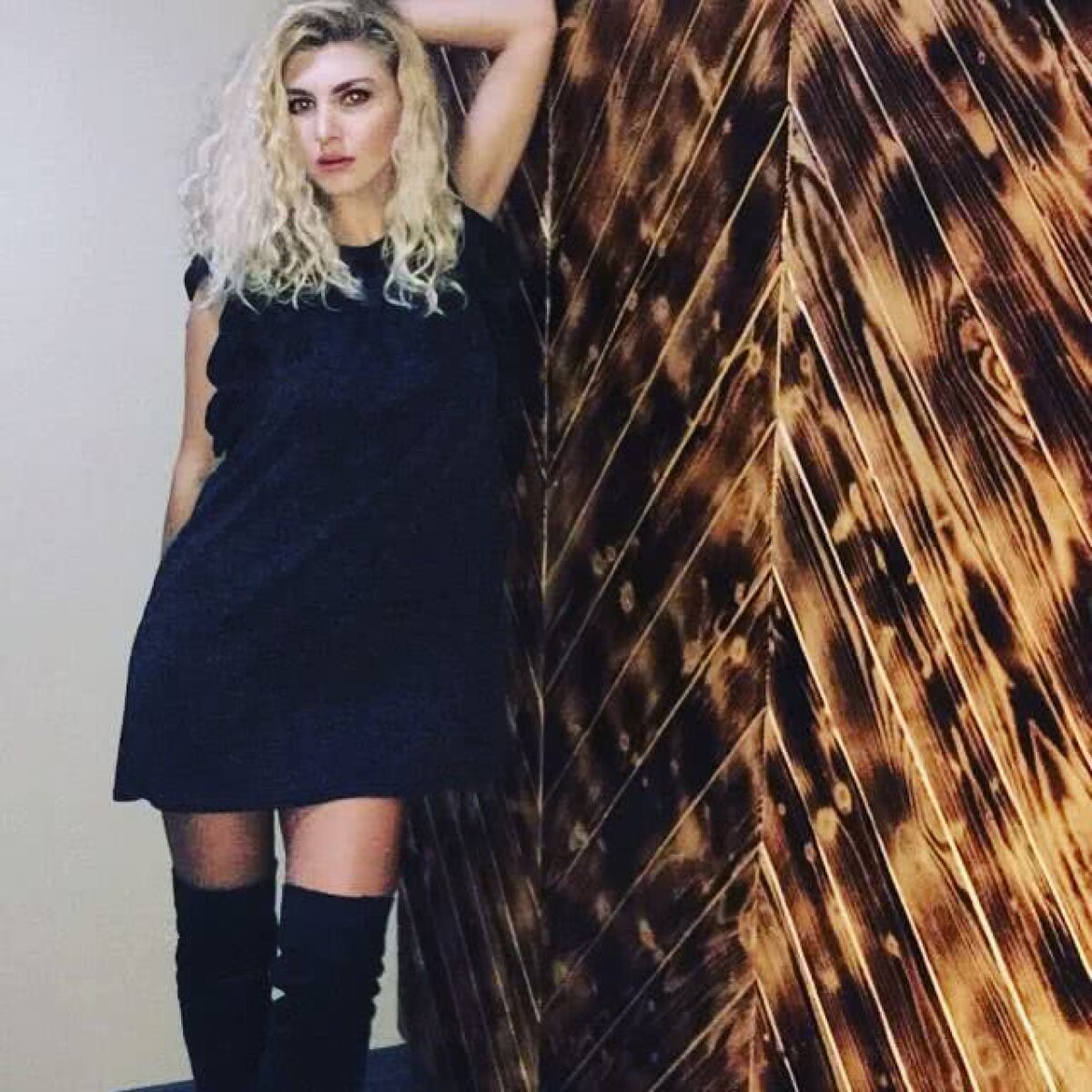 GALERIE FOTO INCENDIARĂ Blonda superbă de la "Vocea României" » Alina Coltan e fermecătoare, dar și un artist complex!