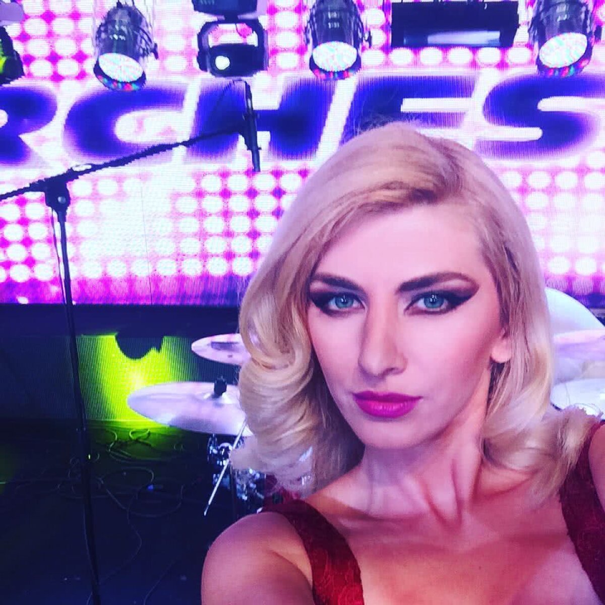 GALERIE FOTO INCENDIARĂ Blonda superbă de la "Vocea României" » Alina Coltan e fermecătoare, dar și un artist complex!