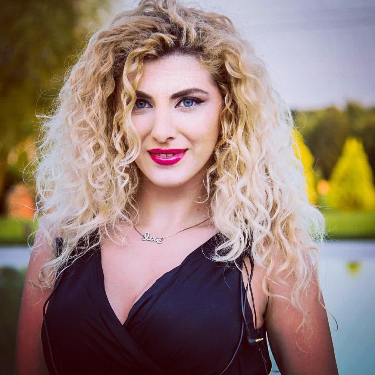 GALERIE FOTO INCENDIARĂ Blonda superbă de la "Vocea României" » Alina Coltan e fermecătoare, dar și un artist complex!