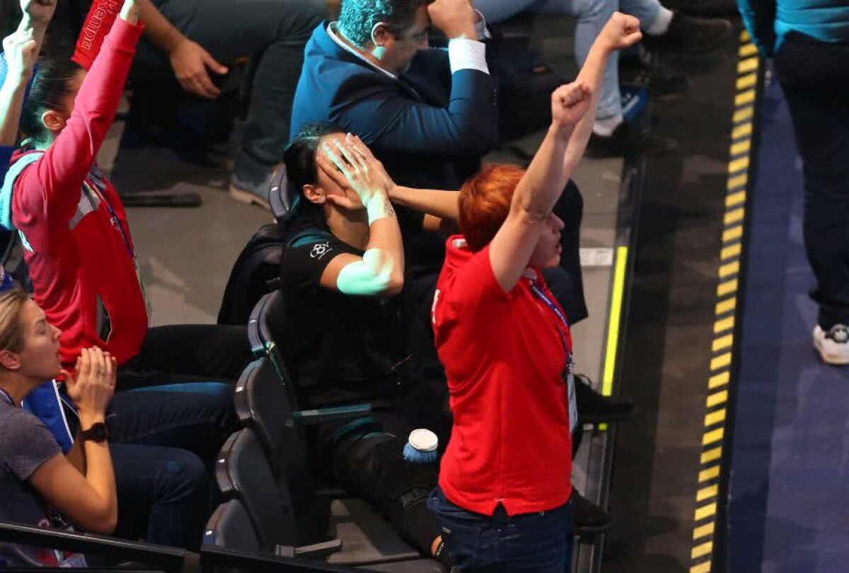 ROMÂNIA - RUSIA 22-28 // FOTO Cristina Neagu la fel ca Ronaldo » Imaginile antologice surprinse în sala din Paris