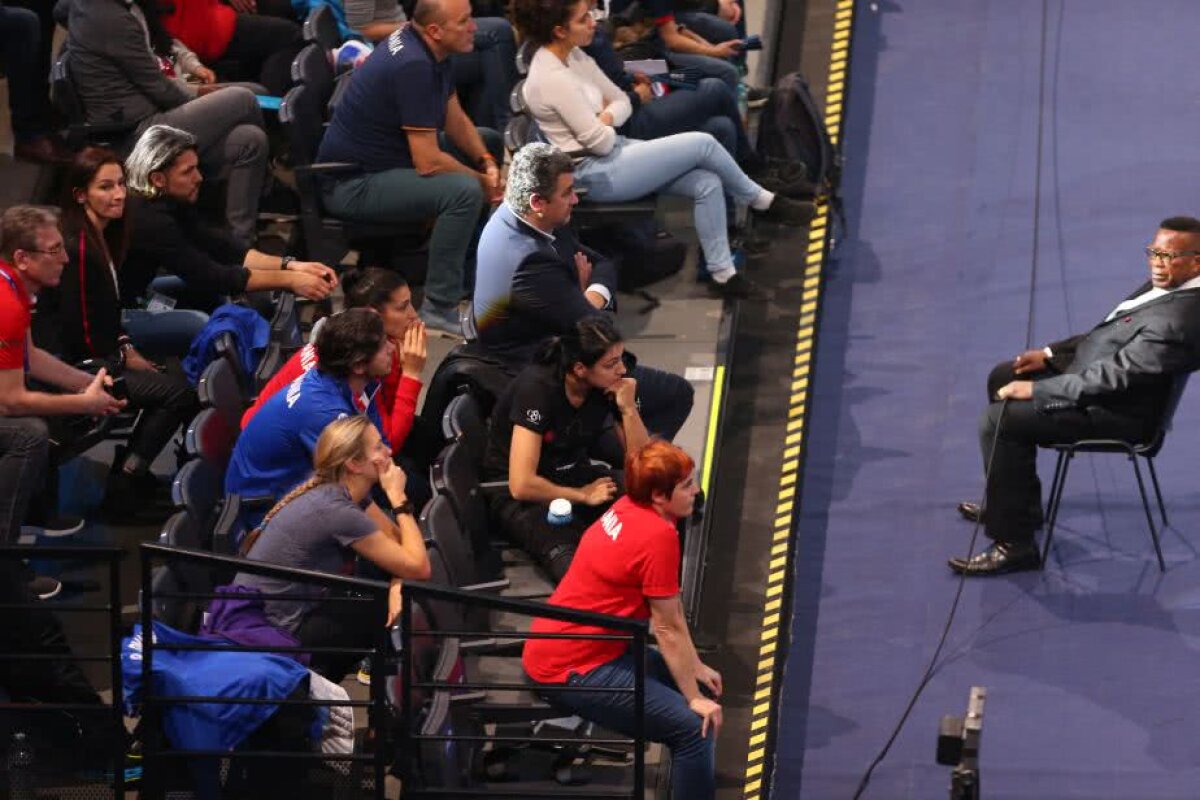 ROMÂNIA - RUSIA 22-28 // FOTO Cristina Neagu la fel ca Ronaldo » Imaginile antologice surprinse în sala din Paris