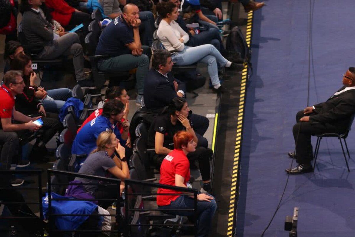 ROMÂNIA - RUSIA 22-28 // FOTO Cristina Neagu la fel ca Ronaldo » Imaginile antologice surprinse în sala din Paris