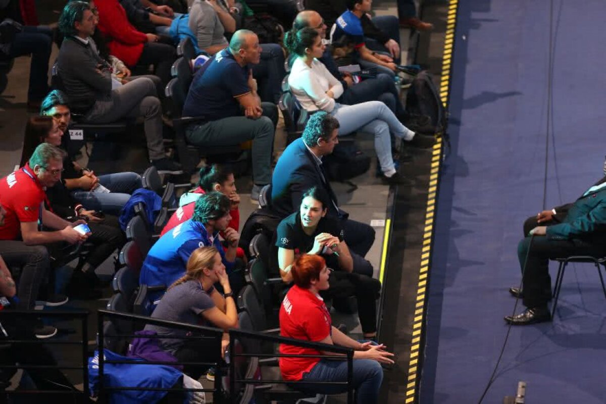 ROMÂNIA - RUSIA 22-28 // FOTO Cristina Neagu la fel ca Ronaldo » Imaginile antologice surprinse în sala din Paris