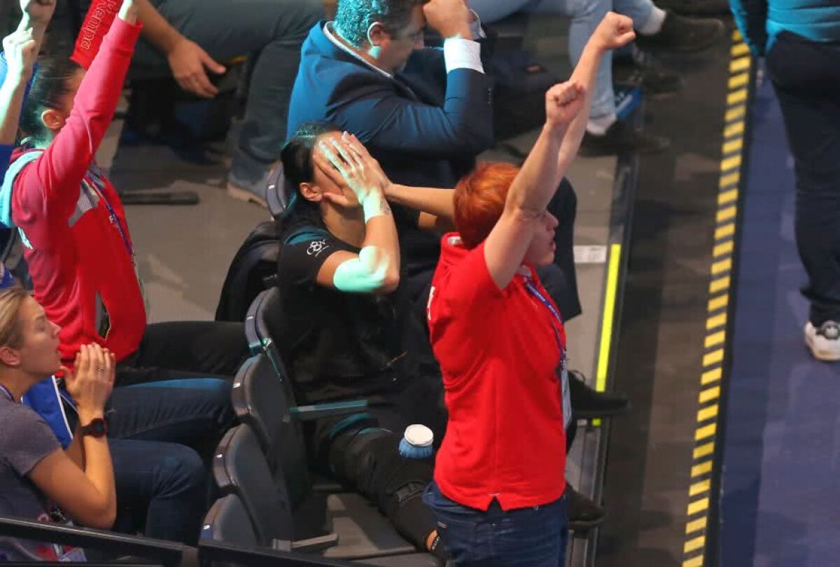 ROMÂNIA - RUSIA 22-28 // FOTO Cristina Neagu la fel ca Ronaldo » Imaginile antologice surprinse în sala din Paris