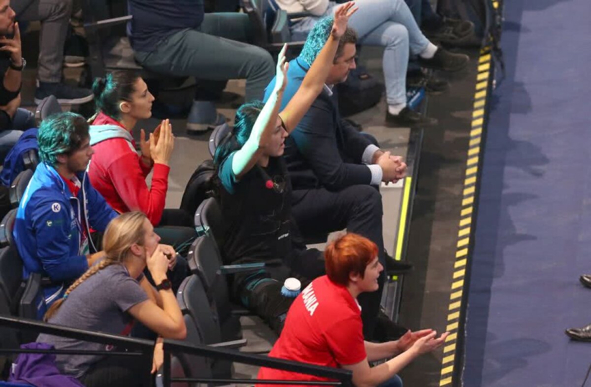 ROMÂNIA - RUSIA 22-28 // FOTO Cristina Neagu la fel ca Ronaldo » Imaginile antologice surprinse în sala din Paris