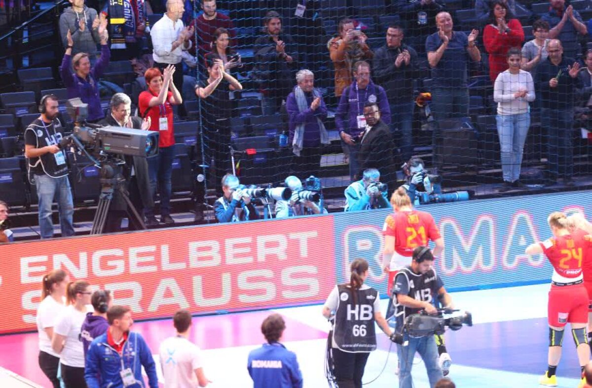 ROMÂNIA - RUSIA 22-28 // GALERIE FOTO Gest cât AURUL european » Surpriza pregătită de jucătoarele noastre la final