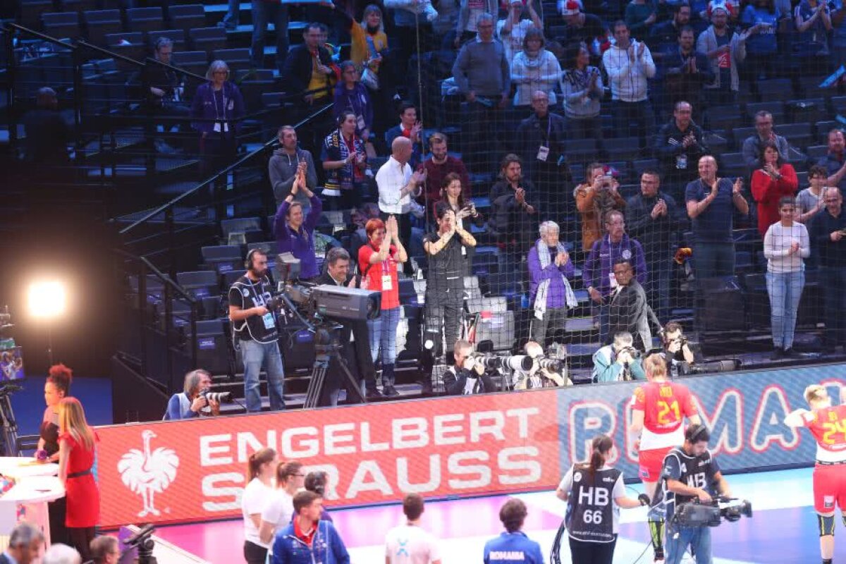 ROMÂNIA - RUSIA 22-28 // GALERIE FOTO Gest cât AURUL european » Surpriza pregătită de jucătoarele noastre la final
