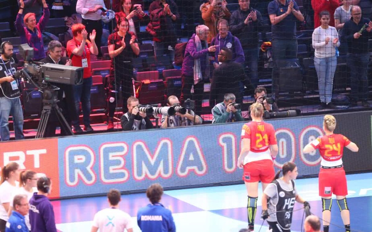 ROMÂNIA - RUSIA 22-28 // GALERIE FOTO Gest cât AURUL european » Surpriza pregătită de jucătoarele noastre la final