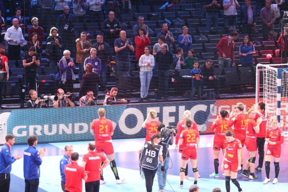ROMÂNIA - RUSIA 22-28 // GALERIE FOTO Gest cât AURUL european » Surpriza pregătită de jucătoarele noastre la final