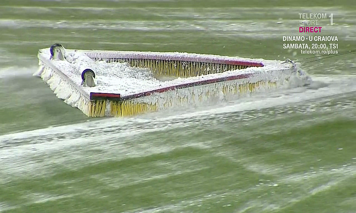 GALERIE FOTO Imagini inedite din pauza festivalului de goluri de la Chiajna - Poli Iași: cum au deszăpezit gazdele terenul