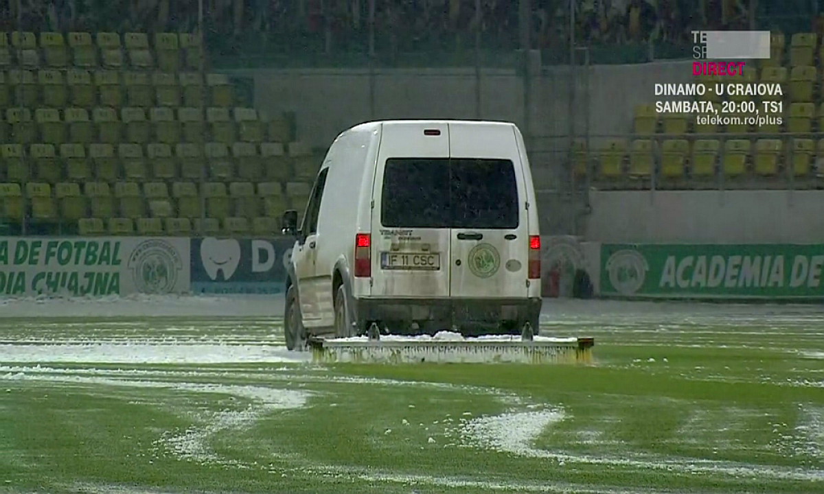 GALERIE FOTO Imagini inedite din pauza festivalului de goluri de la Chiajna - Poli Iași: cum au deszăpezit gazdele terenul