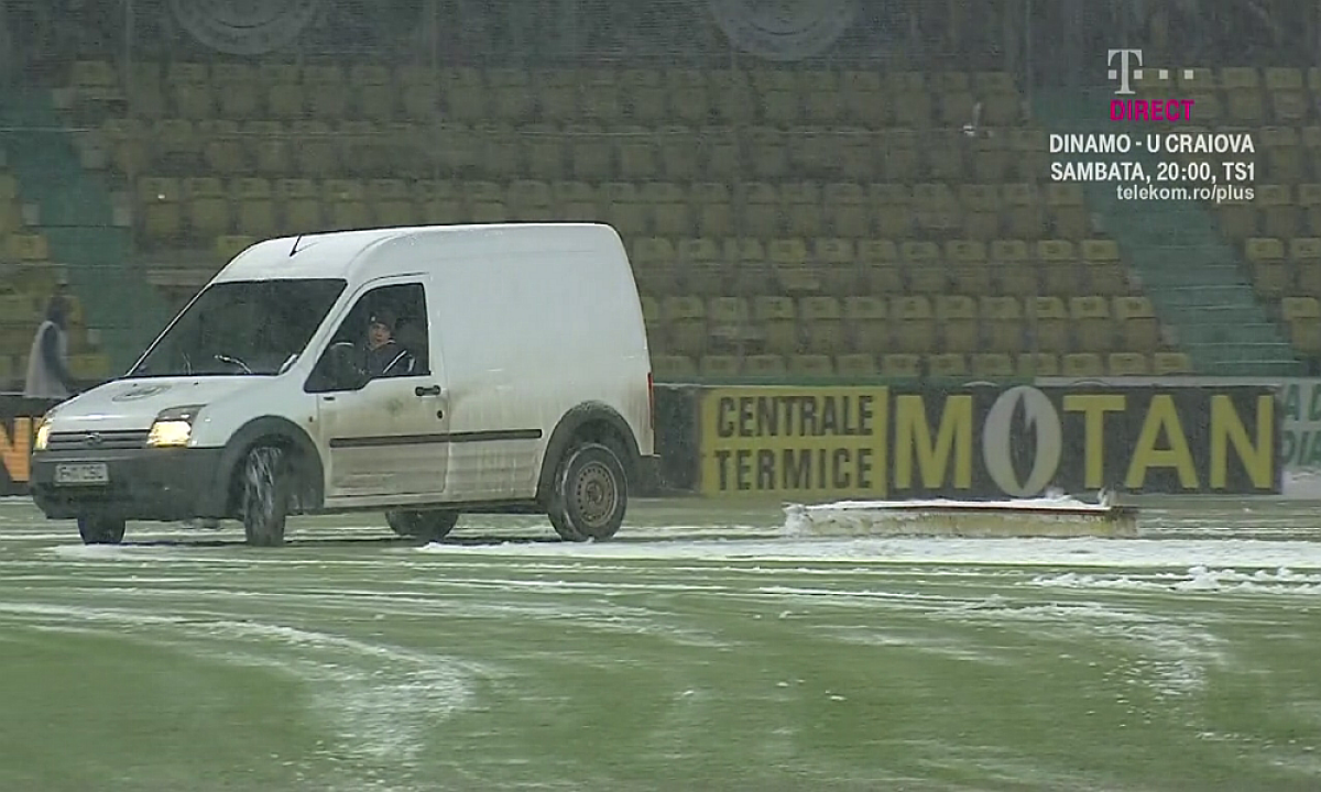 GALERIE FOTO Imagini inedite din pauza festivalului de goluri de la Chiajna - Poli Iași: cum au deszăpezit gazdele terenul