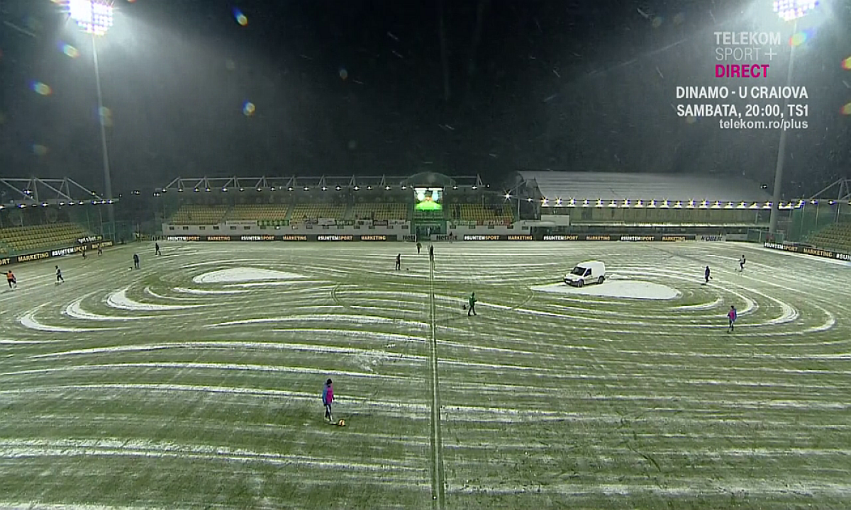 GALERIE FOTO Imagini inedite din pauza festivalului de goluri de la Chiajna - Poli Iași: cum au deszăpezit gazdele terenul