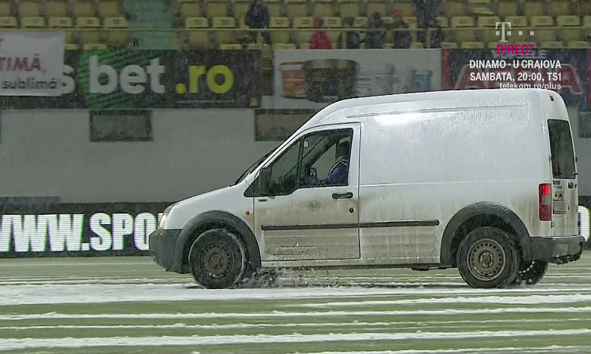 GALERIE FOTO Imagini inedite din pauza festivalului de goluri de la Chiajna - Poli Iași: cum au deszăpezit gazdele terenul