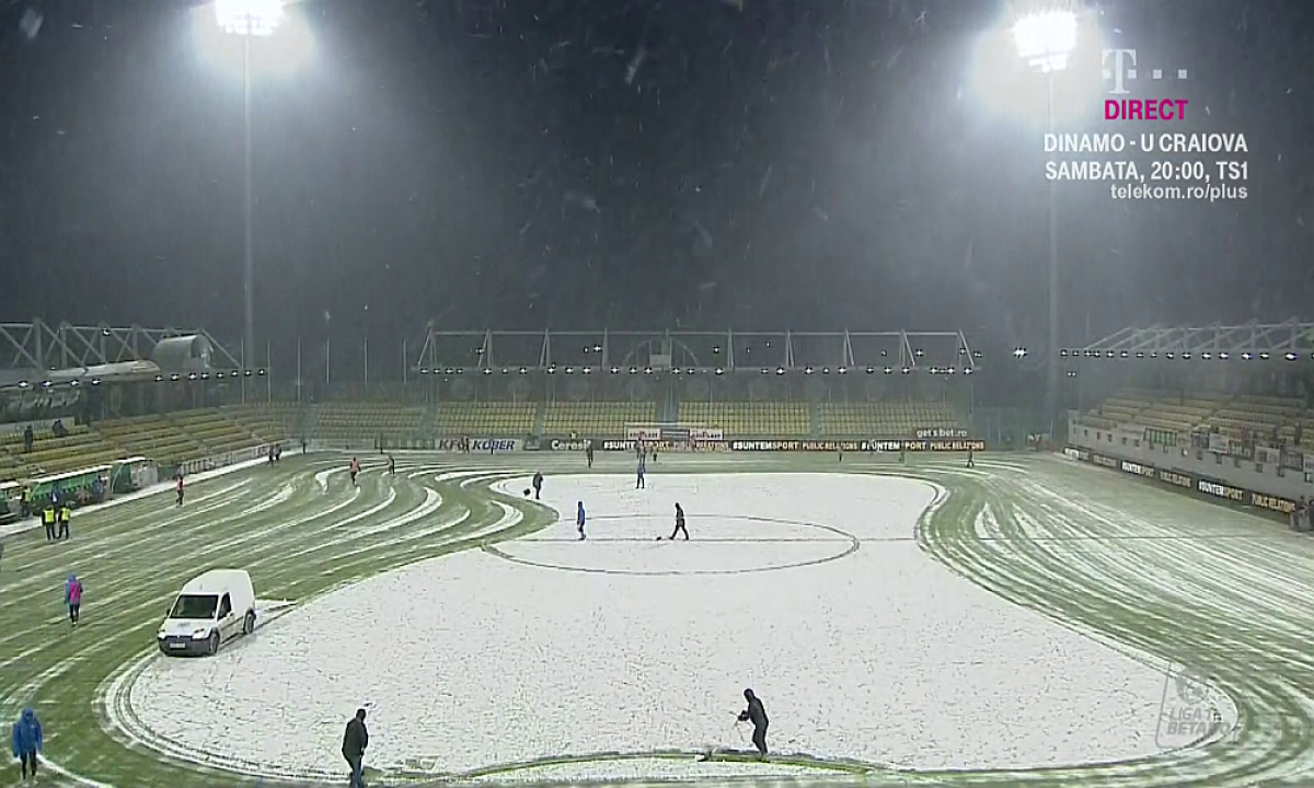 GALERIE FOTO Imagini inedite din pauza festivalului de goluri de la Chiajna - Poli Iași: cum au deszăpezit gazdele terenul