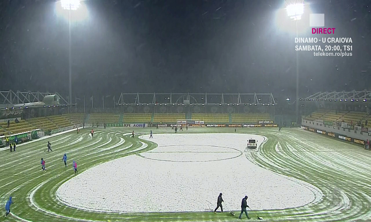 GALERIE FOTO Imagini inedite din pauza festivalului de goluri de la Chiajna - Poli Iași: cum au deszăpezit gazdele terenul