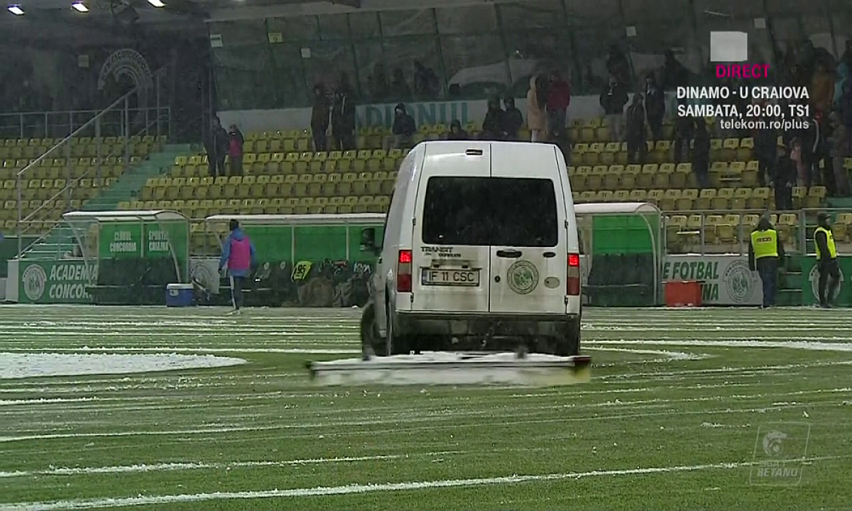 GALERIE FOTO Imagini inedite din pauza festivalului de goluri de la Chiajna - Poli Iași: cum au deszăpezit gazdele terenul