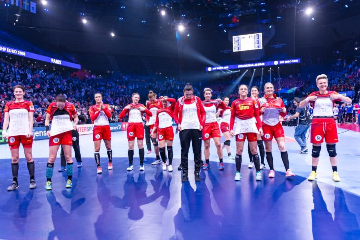 ROMÂNIA - RUSIA 22-28 // GALERIE FOTO Gest cât AURUL european » Surpriza pregătită de jucătoarele noastre la final