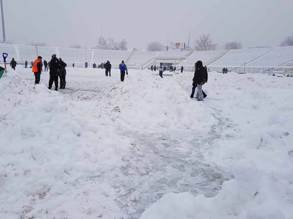 FOTO Primele probleme din cauza zăpezii » Un meci a fost anulat și echipa poate pierde la "masa verde"!
