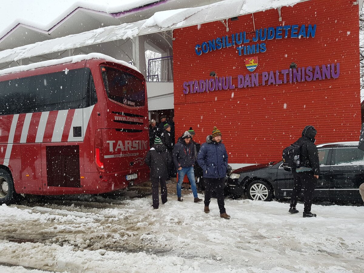 FOTO Primele probleme din cauza zăpezii » Un meci a fost anulat și echipa poate pierde la "masa verde"!