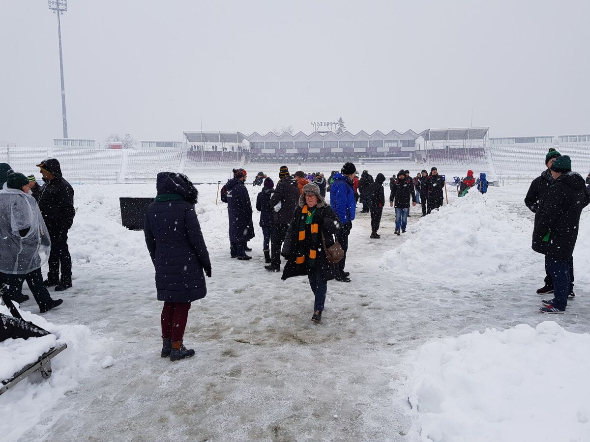 FOTO Primele probleme din cauza zăpezii » Un meci a fost anulat și echipa poate pierde la "masa verde"!