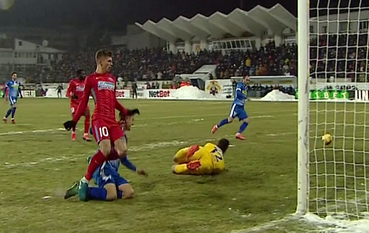 FOTO Gafă a lui Bârsan? FCSB a solicitat penalty după o intrare imprudentă a lui Miron la Tănase 