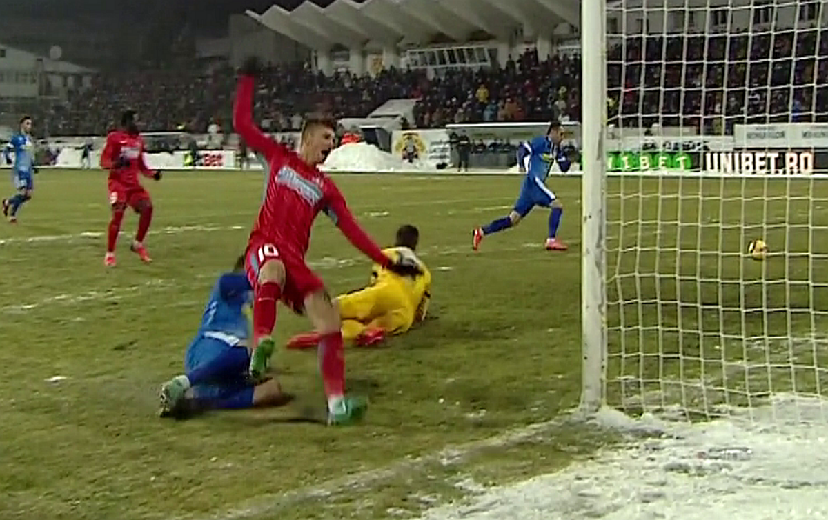 FOTO Gafă a lui Bârsan? FCSB a solicitat penalty după o intrare imprudentă a lui Miron la Tănase 