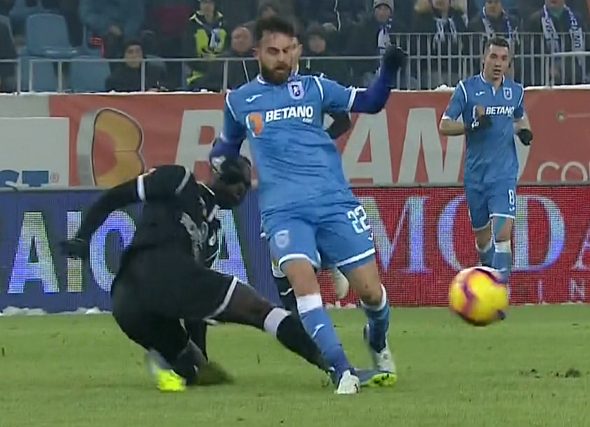 FOTO Eliminare prematură în CS U Craiova - Gaz Metan! Gestul inedit al "victimei" și reacția "călăului": "Ce să-i fac?"