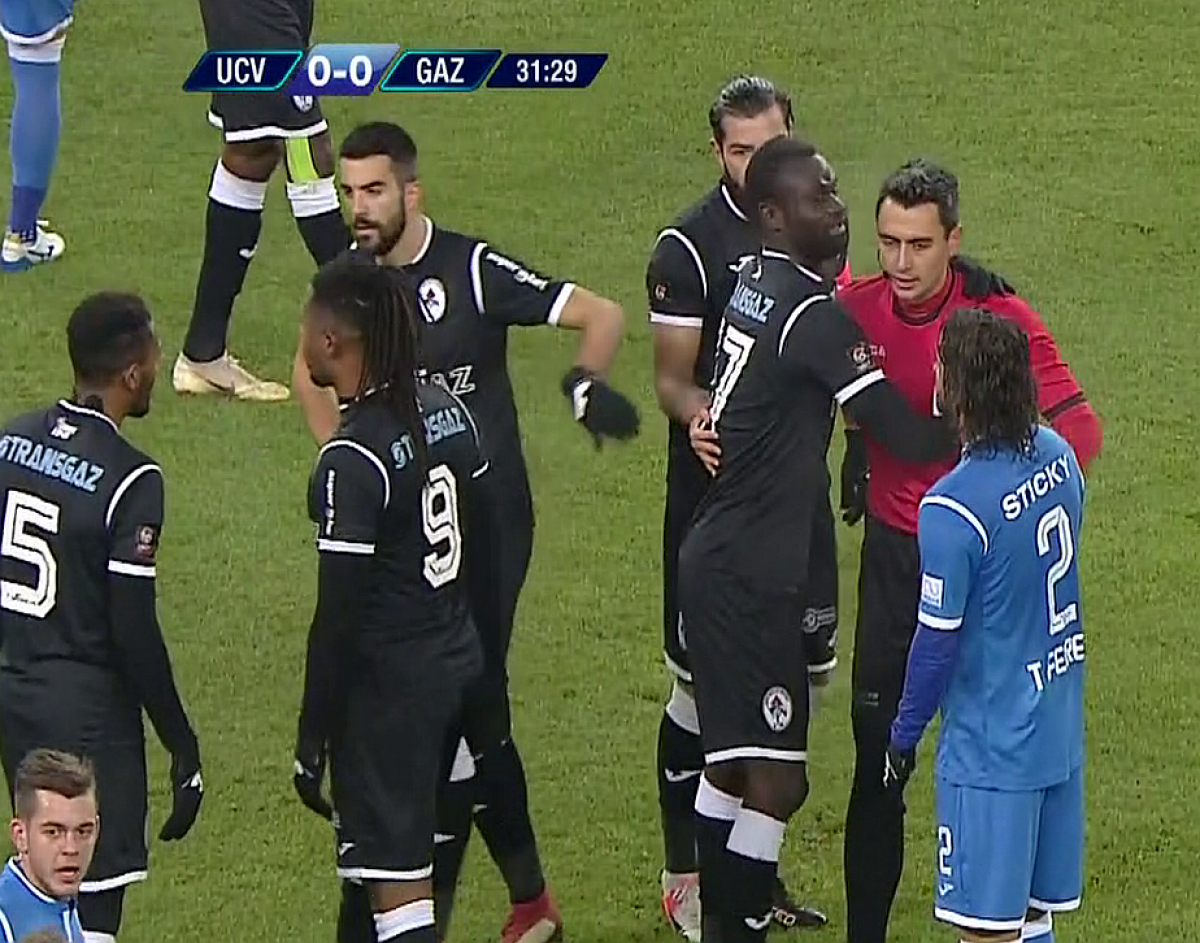 FOTO Eliminare prematură în CS U Craiova - Gaz Metan! Gestul inedit al "victimei" și reacția "călăului": "Ce să-i fac?"