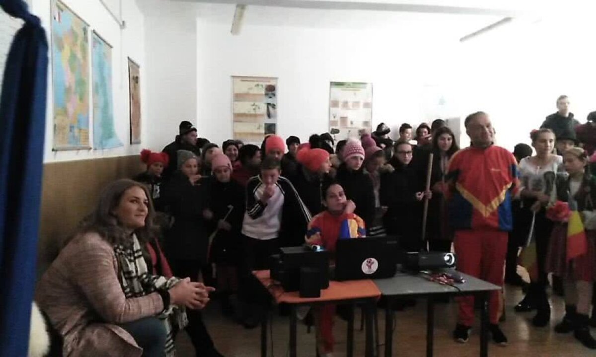 Crina Pintea a vizitat locurile copilăriei » A fost primită cu pâine și sare