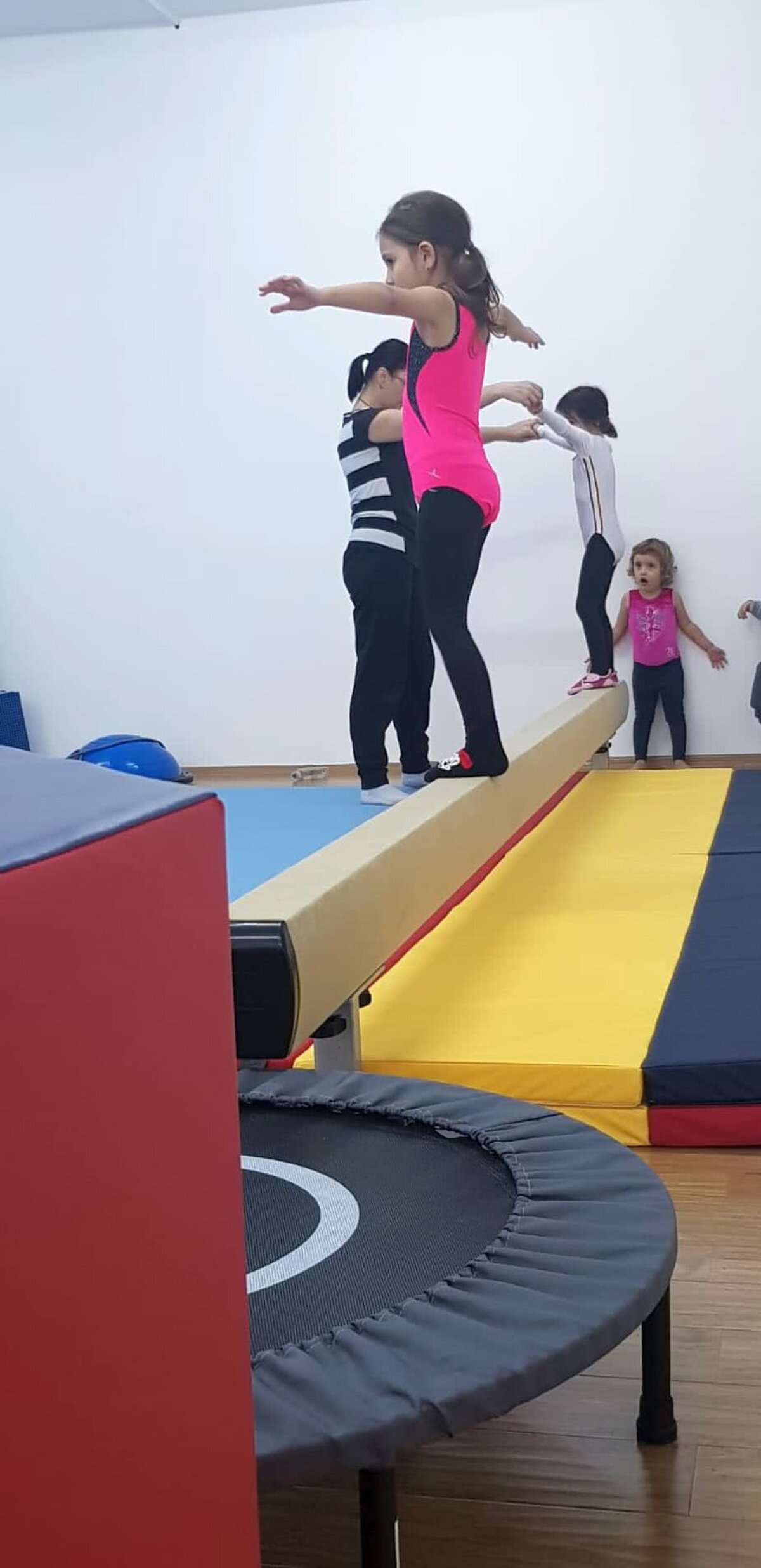 FOTO Baby gym, noul trend în gimnastică pentru cei mai mici! "Își dezvoltă forța, își pun mintea la contribuție și uită de tablete"