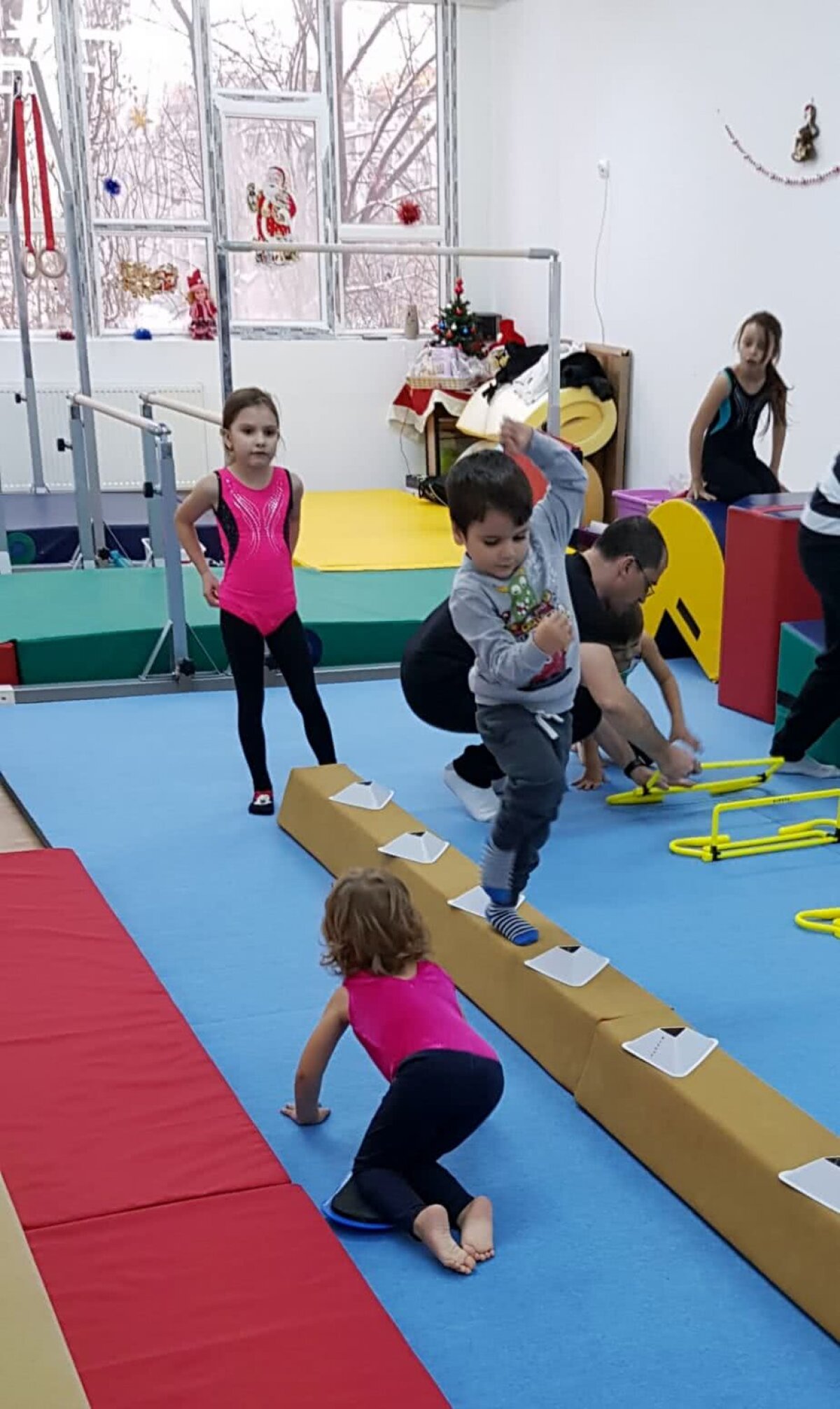 FOTO Baby gym, noul trend în gimnastică pentru cei mai mici! "Își dezvoltă forța, își pun mintea la contribuție și uită de tablete"