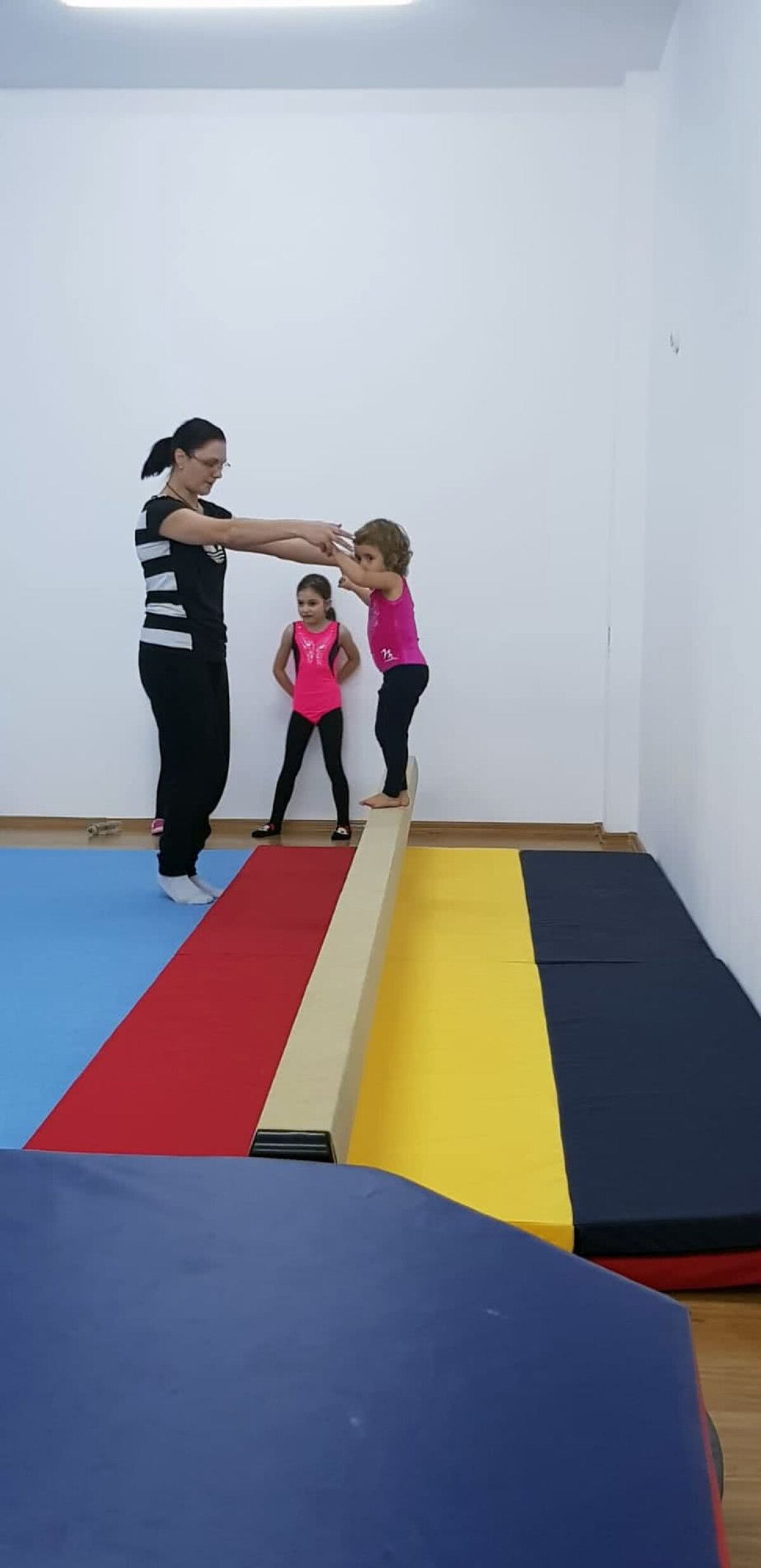 FOTO Baby gym, noul trend în gimnastică pentru cei mai mici! "Își dezvoltă forța, își pun mintea la contribuție și uită de tablete"