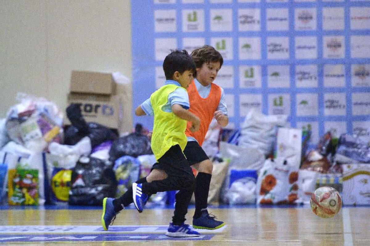 FOTO Spectacol în gala "Stelele Crăciunului" de la Brașov » Foști fotbaliști și vedete s-au adunat pentru a face o faptă bună