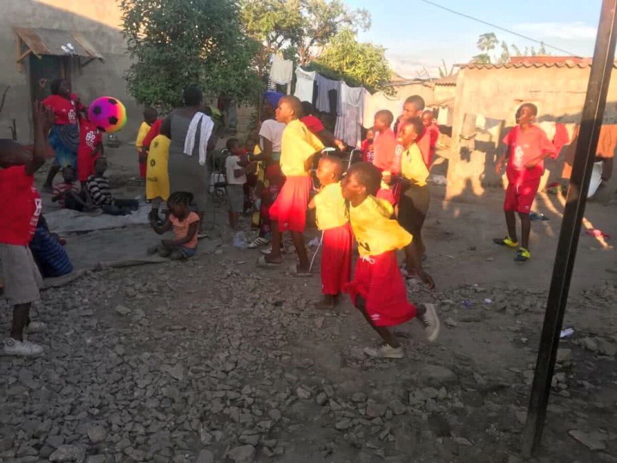 VIDEO+FOTO Gest superb al unui fotbalist din Liga 1! A donat bani și bunuri către copiii orfani din Zambia