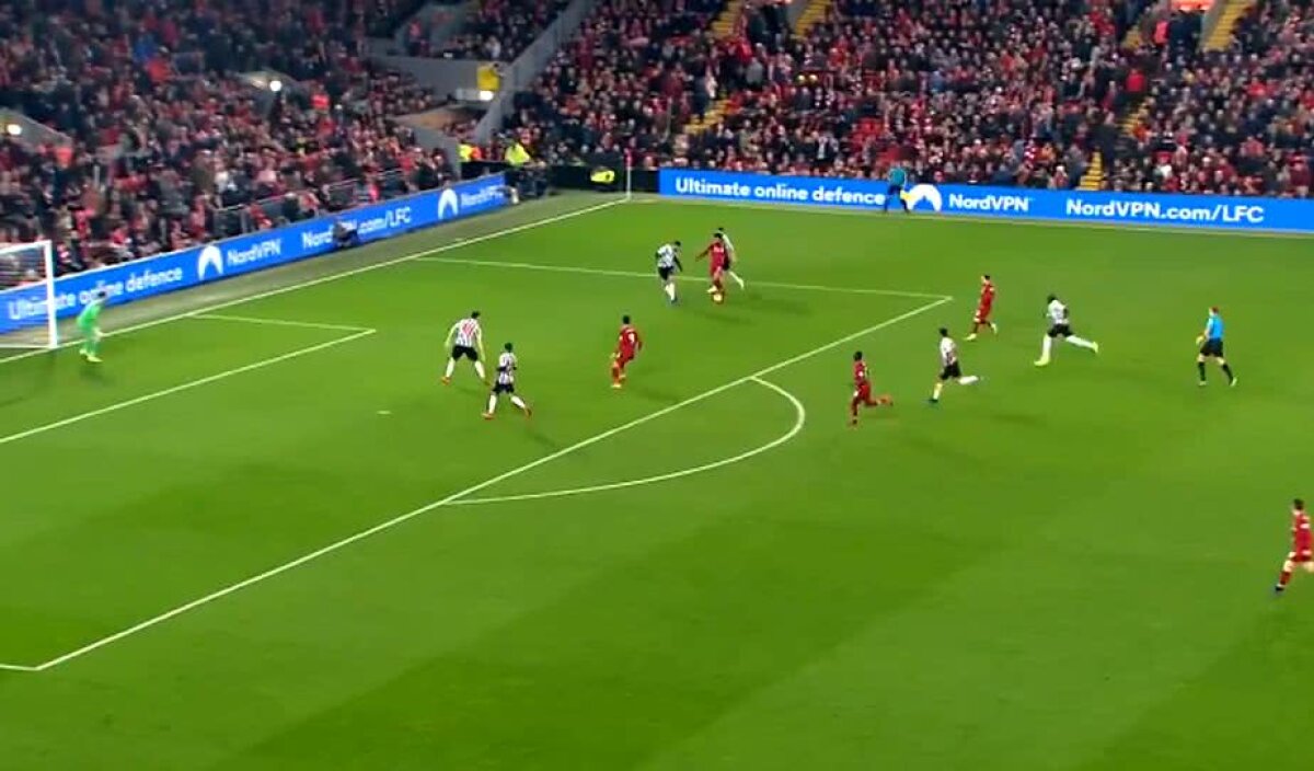 FOTO "Trișorul!" » Salah, pus la zid și ironizat după faza controversată din meciul cu Newcastle: "L-a tras parașuta" » Out cu Arsenal și City?!