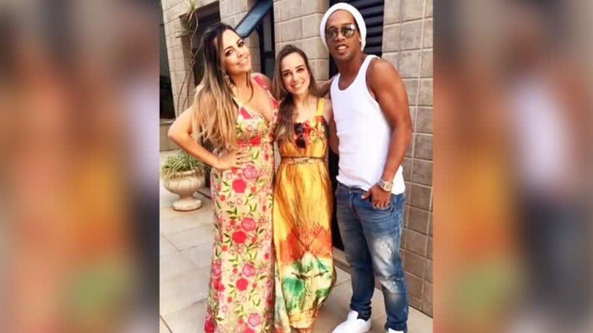 FOTO Viața lui Ronaldinho e o adevărată telenovelă! S-a împăcat cu cele două neveste și face Revelionul la Rio » Cum arată partenerele lui