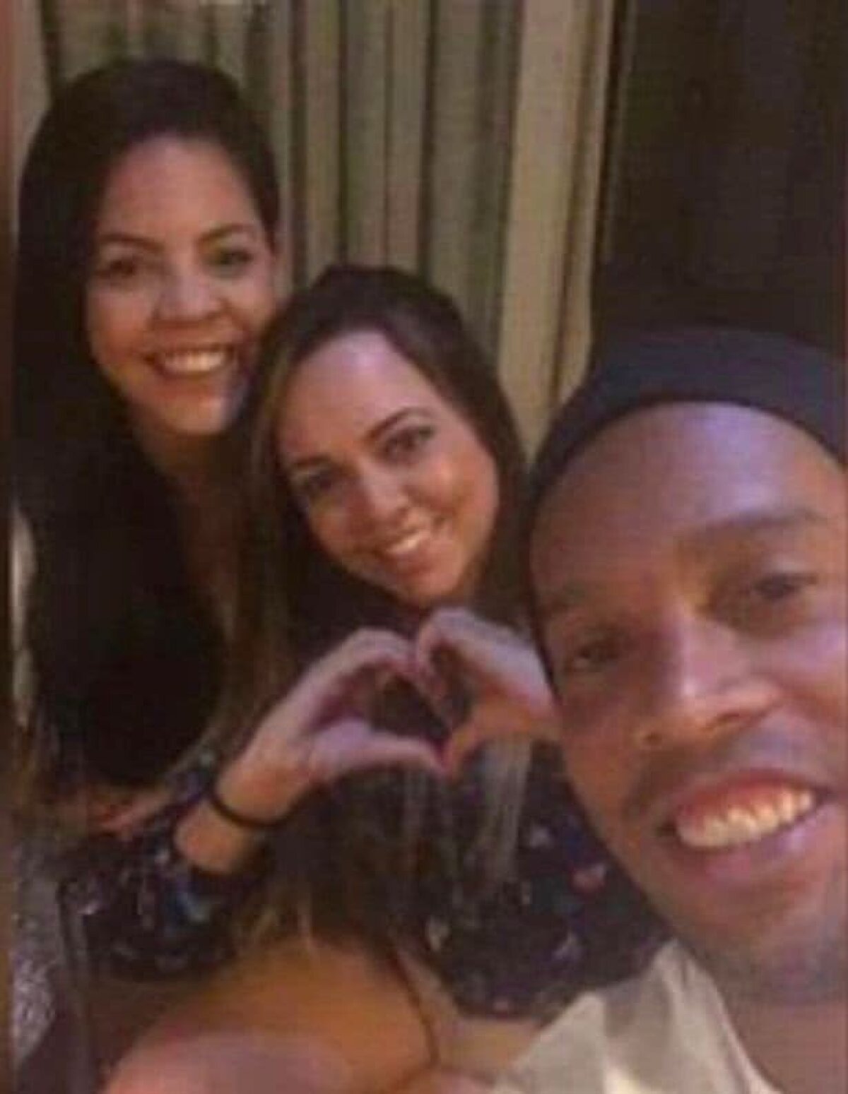 FOTO Viața lui Ronaldinho e o adevărată telenovelă! S-a împăcat cu cele două neveste și face Revelionul la Rio » Cum arată partenerele lui