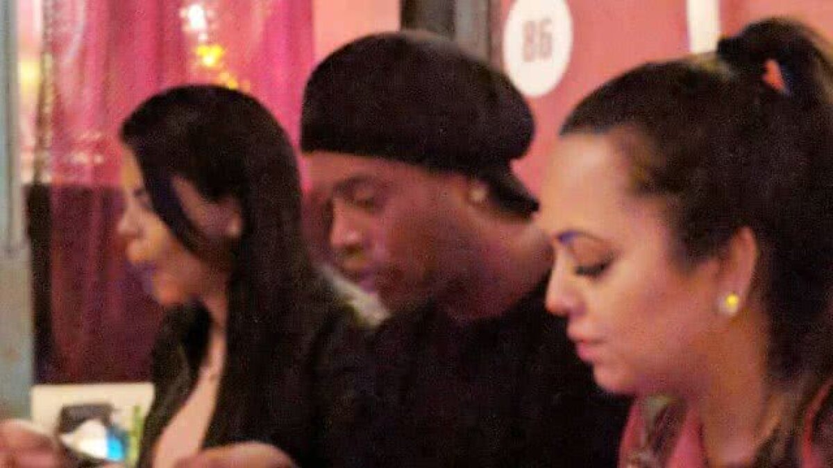 FOTO Viața lui Ronaldinho e o adevărată telenovelă! S-a împăcat cu cele două neveste și face Revelionul la Rio » Cum arată partenerele lui