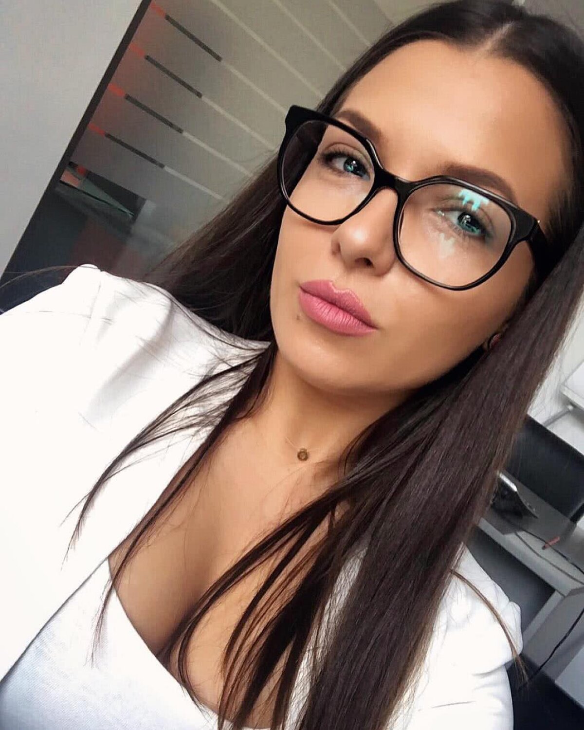 GALERIE FOTO Cea mai fierbinte olteancă a încins Bănia în 2018 » 20 de fotografii INCENDIARE cu sexy-bruneta care e topită după Mitriță&co