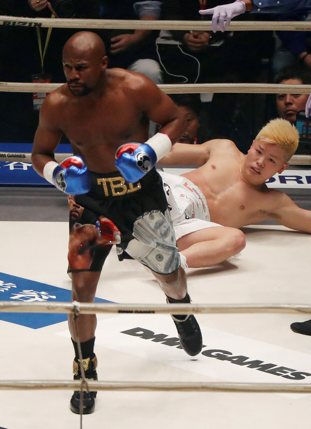 Mayweather vs Nasukawa // VIDEO+FOTO CIRC de 9 milioane de dolari » Mayweather și-a făcut KO rivalul din demonstrativ după ce a întârziat 3 ore și a încălcat toate înțelegerile