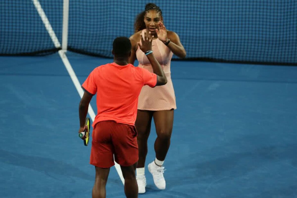 VIDEO + FOTO Roger Federer și Serena Williams au fost adversari pentru prima dată pe un teren de tenis!