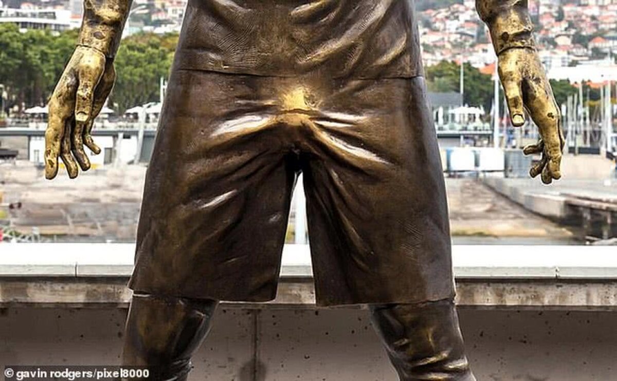 FOTO Henț! Statuia lui Ronaldo și-a schimbat culoarea în zona intimă: "Parcă nu aveați voie cu mâna în zona de pedeapsă" :) 