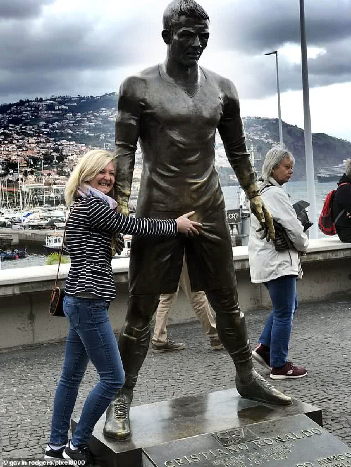 FOTO Henț! Statuia lui Ronaldo și-a schimbat culoarea în zona intimă: "Parcă nu aveați voie cu mâna în zona de pedeapsă" :) 