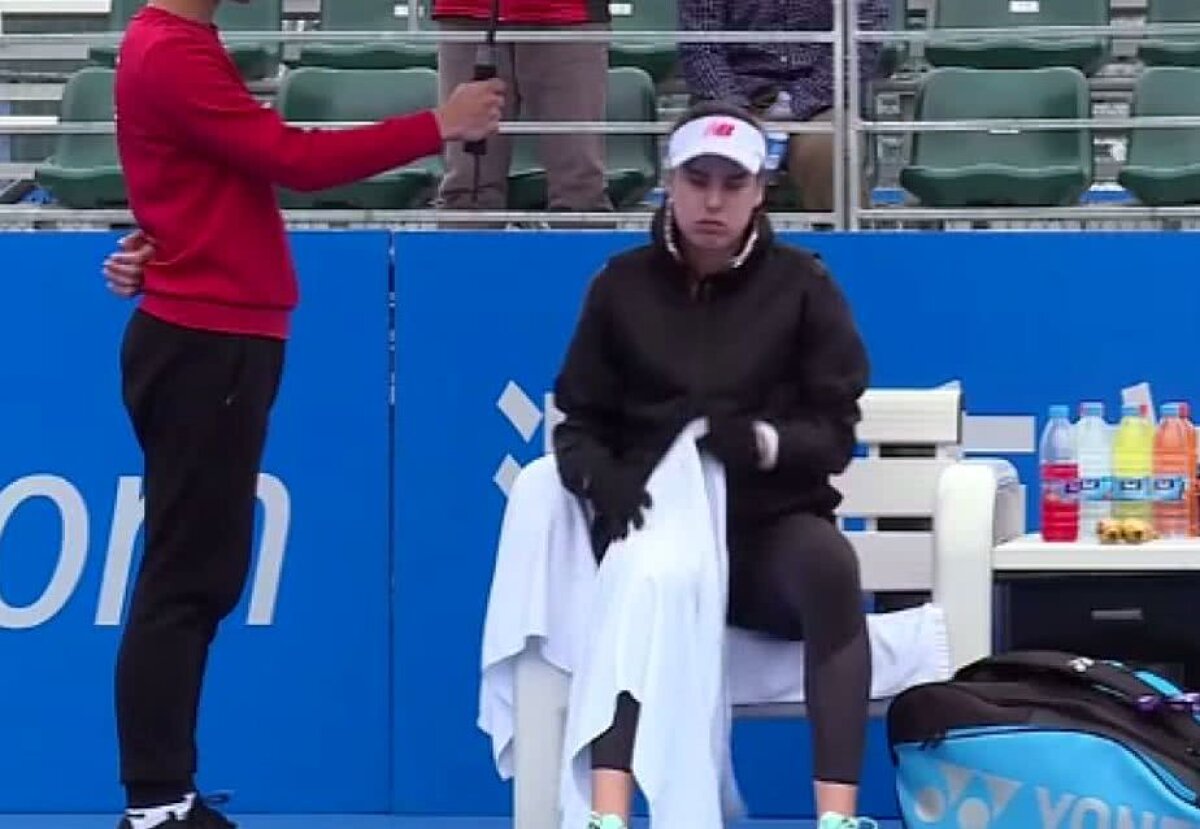 FOTO Frigul de la Shenzhen le-a obligat pe sportive să se înfofolească! Cum a apărut Sorana Cîrstea la meciul de astăzi