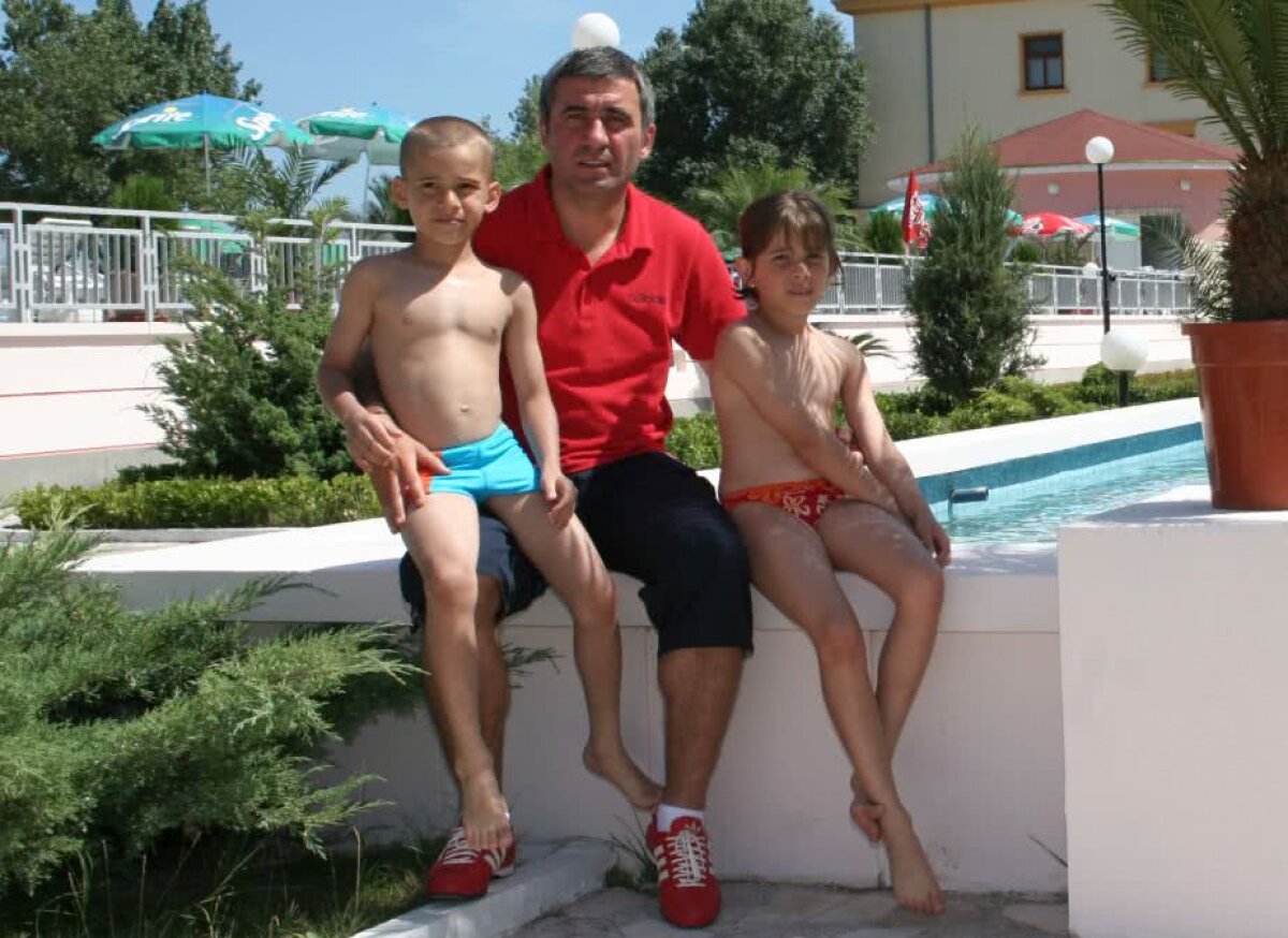 EXCLUSIV Hagi și cele mai prețioase "trofee" » Gazeta a refăcut o fotografie veche din 2005