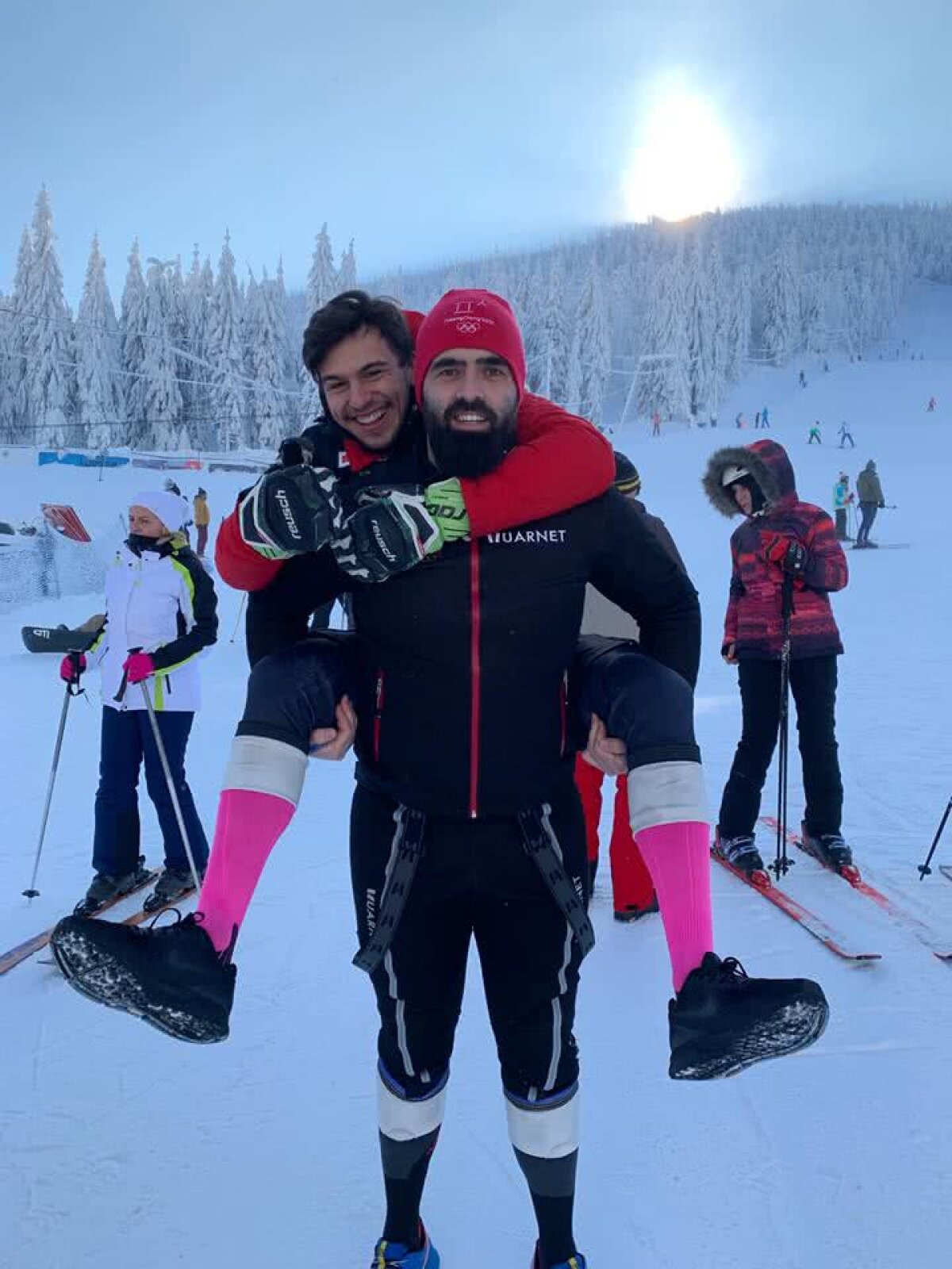 FOTO EXCLUSIV Cel mai exotic sportiv din istoria JO de iarnă se antrenează la noi! E singurul schior profesionist din țara lui și e antrenat de românul Bogdan Gligor