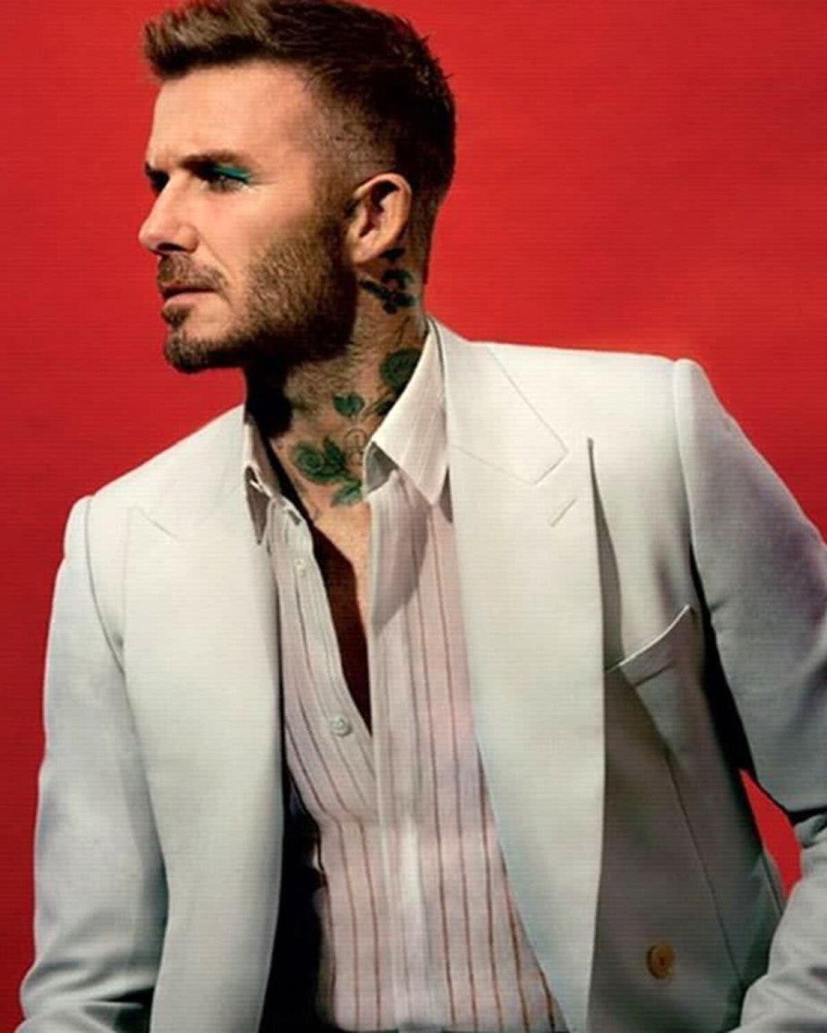 FOTO David Beckham i-a uimit pe toți! Englezul s-a alăturat clubului bărbaților care se machiază și a pozat pentru coperta unei reviste