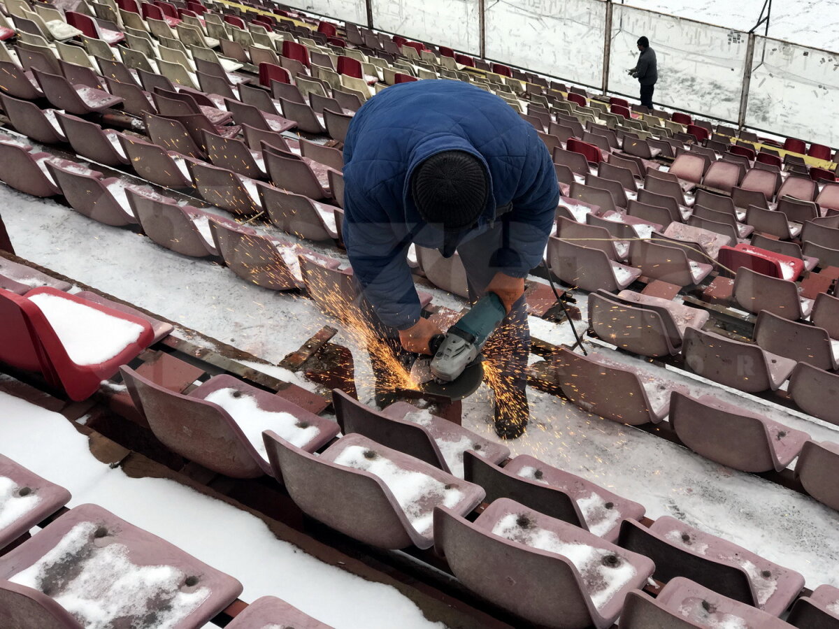 DEMOLARE GIULEȘTI // EXCLUSIV FOTO & VIDEO Stadion tăiat cu flexul: zeci de muncitori au venit de la primele ore pentru a pune la pământ arena inaugurată în 1939